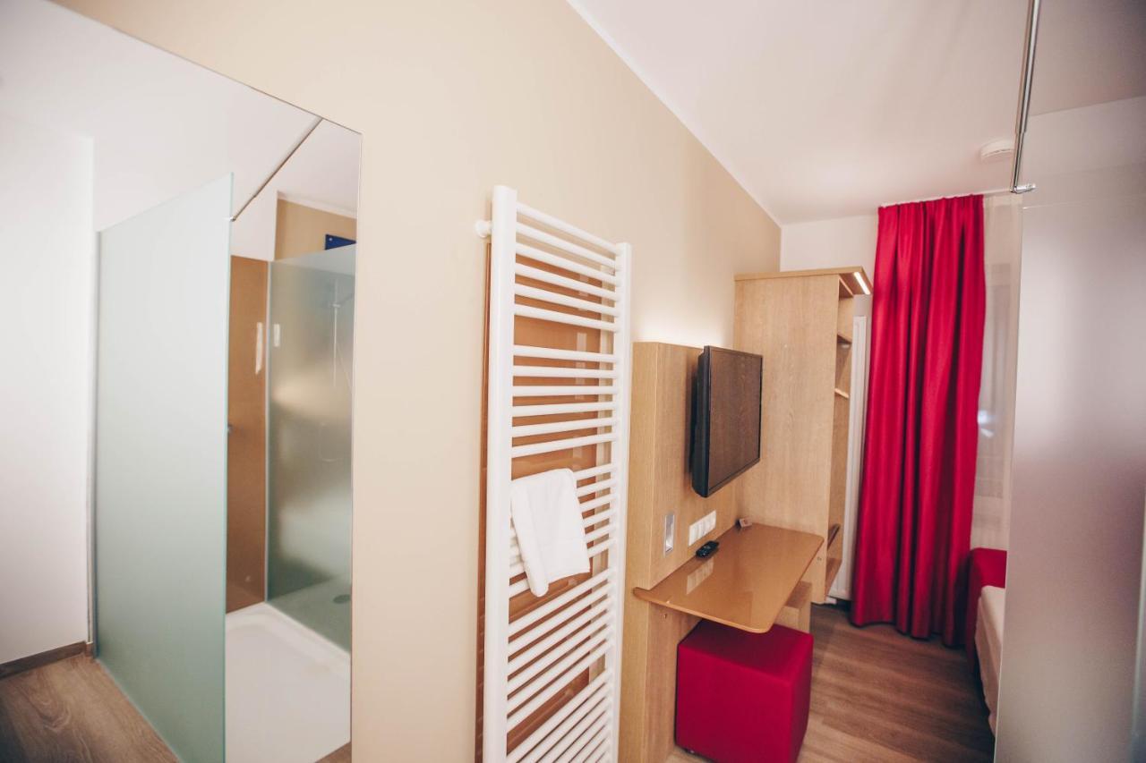 Hotel Luckys Inn Гамбург Экстерьер фото